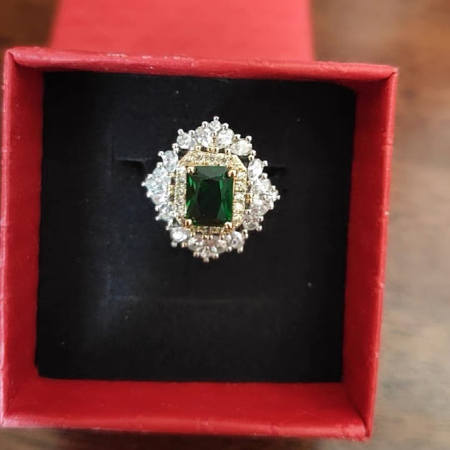 高級感 キラキラデザインリング　豪華指輪 ダイヤモンド