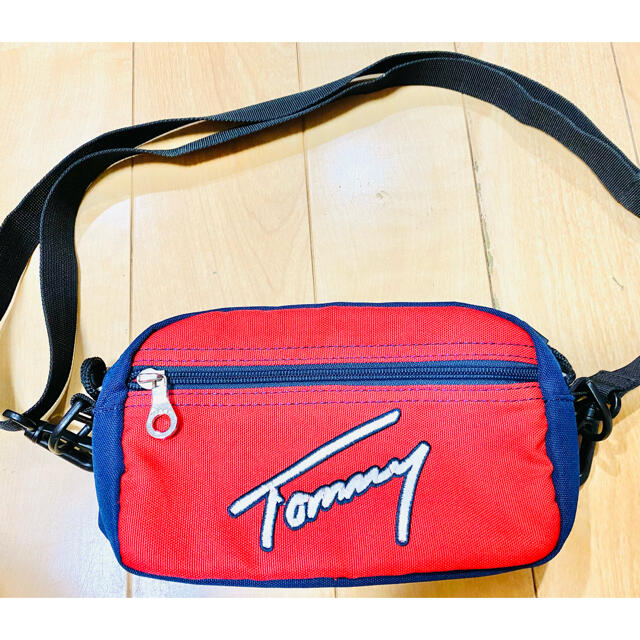 TOMMY HILFIGER(トミーヒルフィガー)のtommyショルダーポーチレッドアンドネイビー4025810 メンズのバッグ(ショルダーバッグ)の商品写真