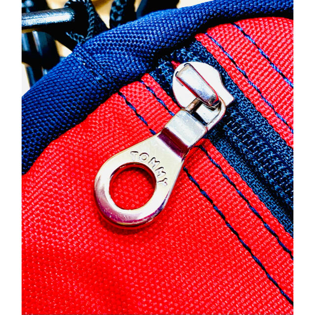 TOMMY HILFIGER(トミーヒルフィガー)のtommyショルダーポーチレッドアンドネイビー4025810 メンズのバッグ(ショルダーバッグ)の商品写真