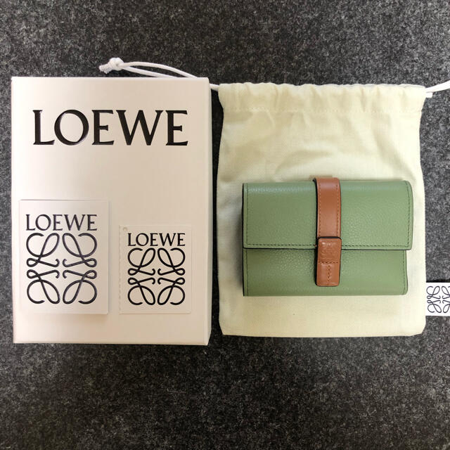 LOEWE(ロエベ)のロエベ 6cc バーティカル ウォレット スモール (ソフトグレインカーフ) レディースのファッション小物(財布)の商品写真