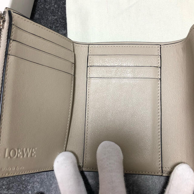 LOEWE(ロエベ)のロエベ 6cc バーティカル ウォレット スモール (ソフトグレインカーフ) レディースのファッション小物(財布)の商品写真