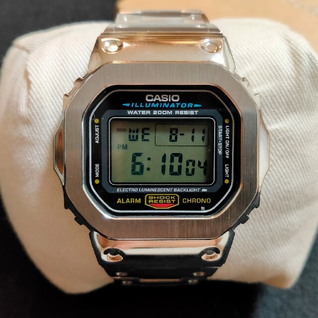 G-SHOCK(ジーショック)のG-shock シルバー メタルカスタム本体付 DW5600 メンズの時計(腕時計(デジタル))の商品写真
