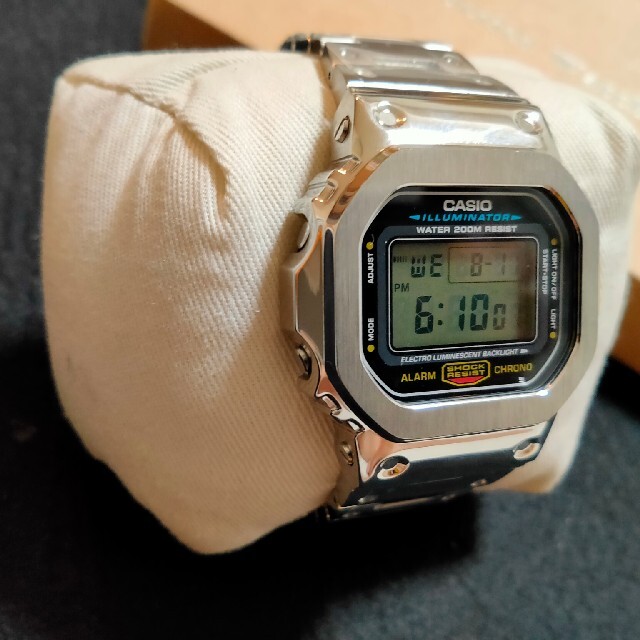 G-SHOCK(ジーショック)のG-shock シルバー メタルカスタム本体付 DW5600 メンズの時計(腕時計(デジタル))の商品写真