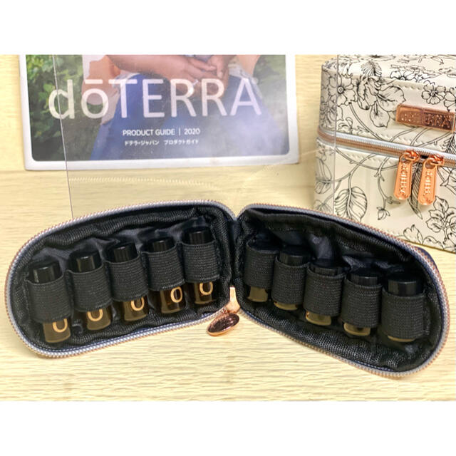 ドテラ　ロゴ入りポーチ ロゴ入り ロールオンボトル 小分けボトル doTERRA コスメ/美容のリラクゼーション(エッセンシャルオイル（精油）)の商品写真