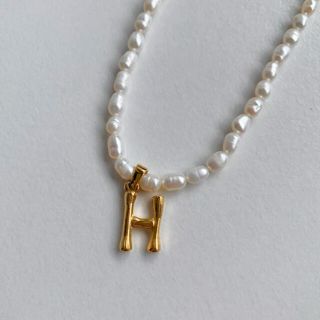 パールバンブーイニシャルネックレス「H」 ゴールド  zara セリーヌ　18k(ネックレス)