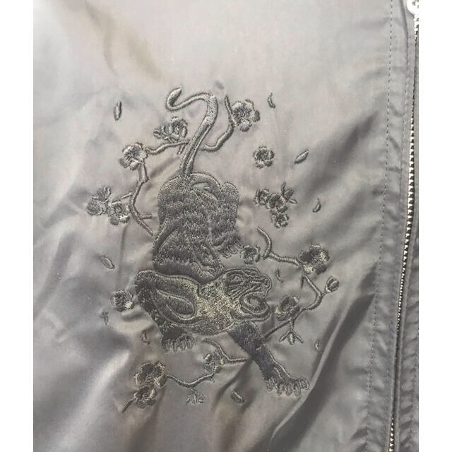 VANQUISH(ヴァンキッシュ)の美品 BLACK BY  VANQUISH スカジャン 刺繍 メンズのジャケット/アウター(スカジャン)の商品写真