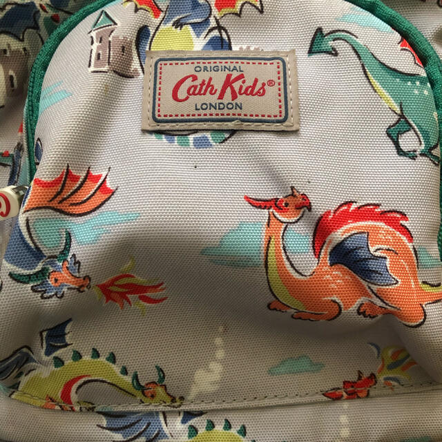 Cath Kidston(キャスキッドソン)のキャスキッドソン　キッズ　リュック　ドラゴン柄 キッズ/ベビー/マタニティのこども用バッグ(リュックサック)の商品写真