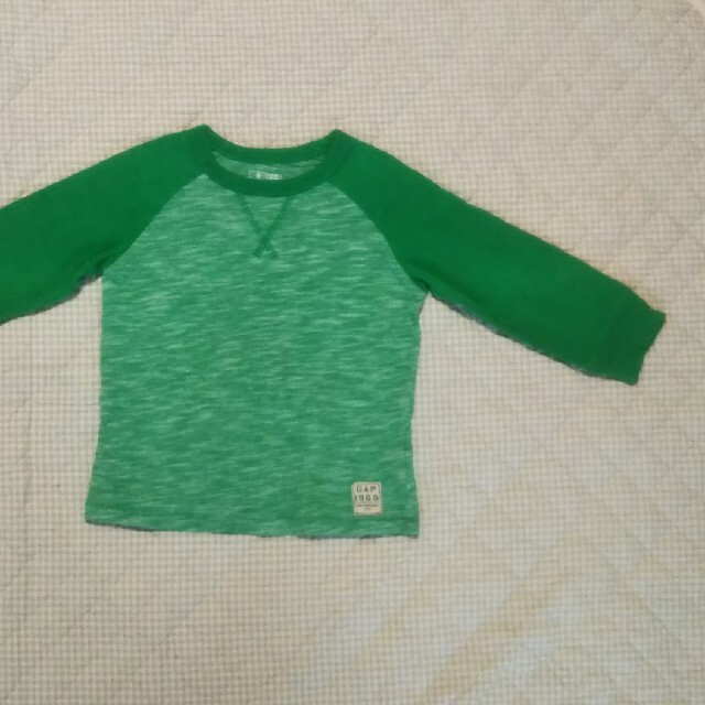 babyGAP(ベビーギャップ)のbabyGAP ハッシュアッシュ 長袖Tシャツ 90  2枚セット キッズ/ベビー/マタニティのキッズ服男の子用(90cm~)(Tシャツ/カットソー)の商品写真