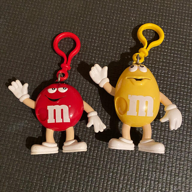 M&M(エムアンドエム)のエムアンドエムズm&m's キーリング ディスペンサー レッド　イエロー エンタメ/ホビーのおもちゃ/ぬいぐるみ(キャラクターグッズ)の商品写真