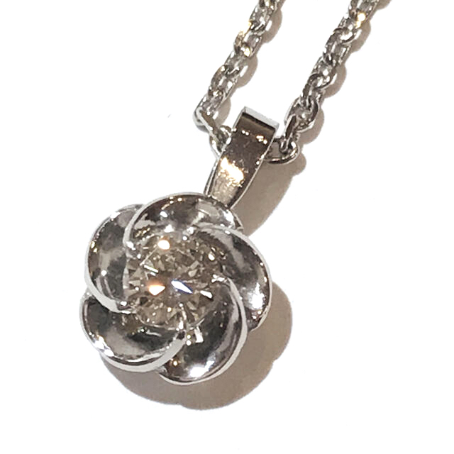 新品 ☆Pt850 ダイヤ付き花柄デザインペンダントネックレス
