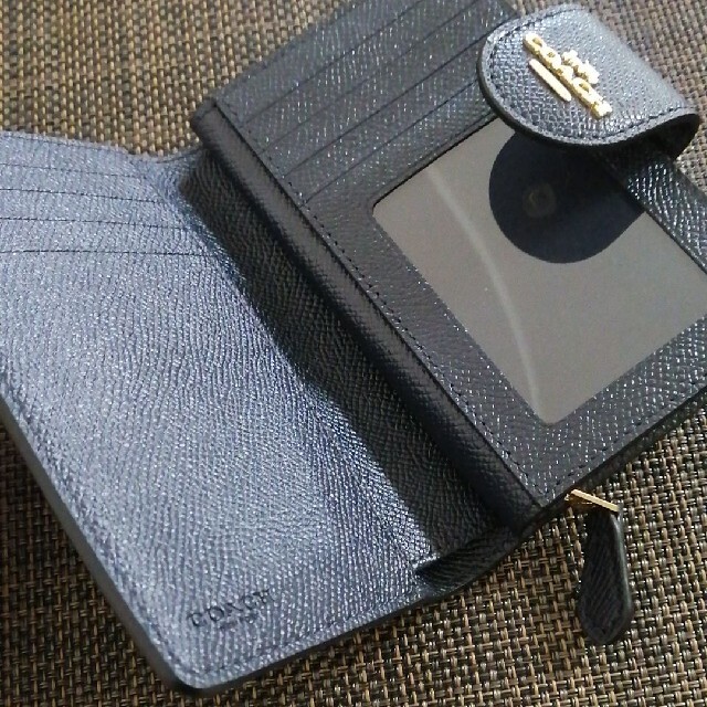 COACH(コーチ)の【美品】コーチ　コンパクト二つ折りお財布 レディースのファッション小物(財布)の商品写真
