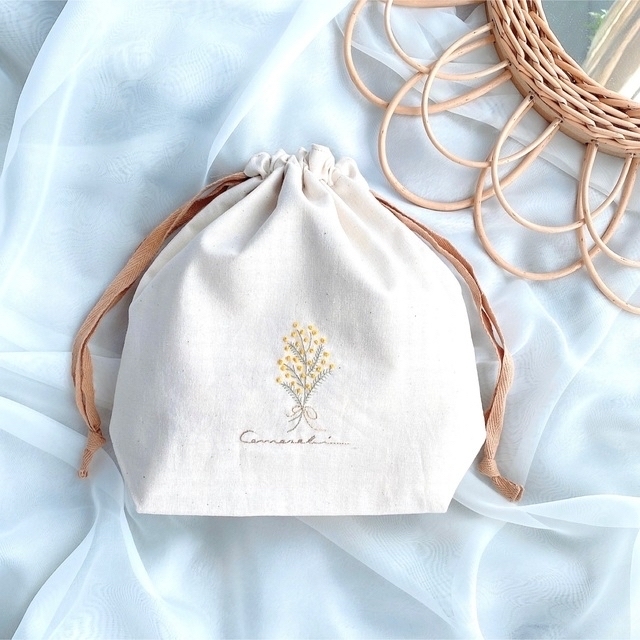 ミモザ” ほっこり刺繍巾着袋 (𝐿サイズ・大きめ・フリルなし)の通販 by ...