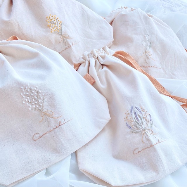 ミモザ” ほっこり刺繍巾着袋 (𝐿サイズ・大きめ・フリルなし)の通販 by ...