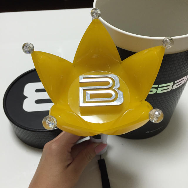 BIGBANG(ビッグバン)のBIG BANG☆ペンライト☆パスケースつき エンタメ/ホビーのタレントグッズ(アイドルグッズ)の商品写真