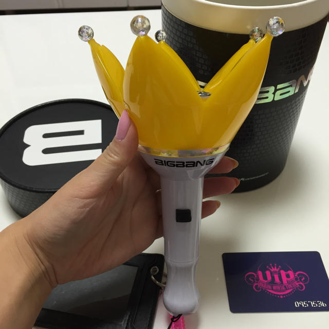 BIGBANG(ビッグバン)のBIG BANG☆ペンライト☆パスケースつき エンタメ/ホビーのタレントグッズ(アイドルグッズ)の商品写真