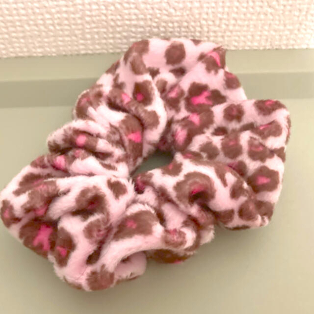 【現品限り】シュシュ 豹柄 ひょう レトロ ノーブランド 髪飾り ピンク 贈り物 レディースのヘアアクセサリー(ヘアゴム/シュシュ)の商品写真