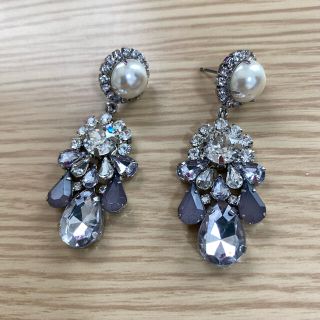 ジャスグリッティー(JUSGLITTY)のJUSGLITTY  グレー　ビジューピアス(ピアス)