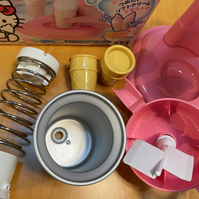 Takara Tomy(タカラトミー)のソフトクリームメーカー キティちゃん インテリア/住まい/日用品のキッチン/食器(調理道具/製菓道具)の商品写真