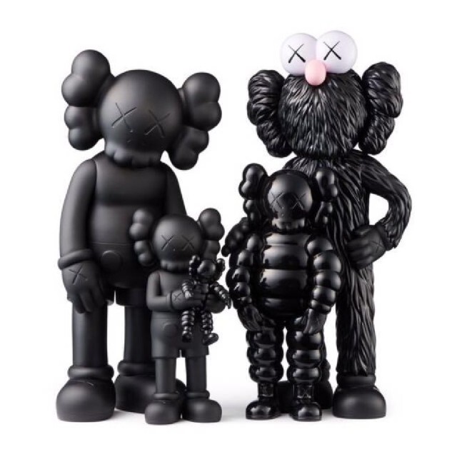 MEDICOM TOY(メディコムトイ)のKAWS FAMILY BLACK　未開封 エンタメ/ホビーのおもちゃ/ぬいぐるみ(キャラクターグッズ)の商品写真