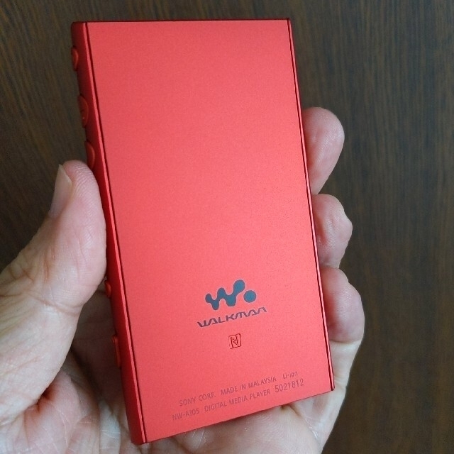 WALKMAN(ウォークマン)のストリーミングWALKMAN  NW-A105 ケース２個付き！ スマホ/家電/カメラのオーディオ機器(ポータブルプレーヤー)の商品写真