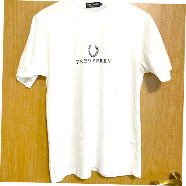 FRED PERRY(フレッドペリー)の【最終値下げ早い者勝ち】FRED PERRY 白T メンズMサイズ メンズのトップス(Tシャツ/カットソー(半袖/袖なし))の商品写真