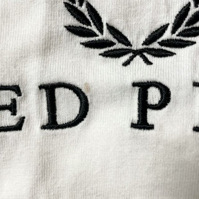 FRED PERRY(フレッドペリー)の【最終値下げ早い者勝ち】FRED PERRY 白T メンズMサイズ メンズのトップス(Tシャツ/カットソー(半袖/袖なし))の商品写真