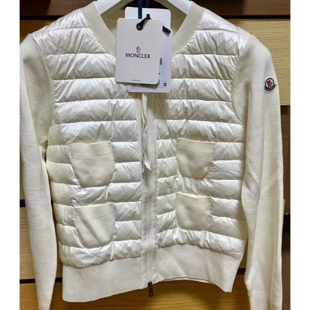 MONCLER(モンクレール)の値引き:MONCLER　ニットダウン　オフホワイト　M レディースのジャケット/アウター(ダウンジャケット)の商品写真