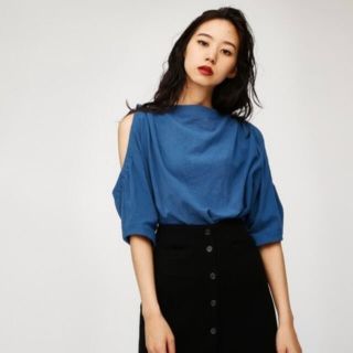 マウジー(moussy)のmoussy 【SHOULDER OPEN CRAPE TOP】ブルー(カットソー(半袖/袖なし))