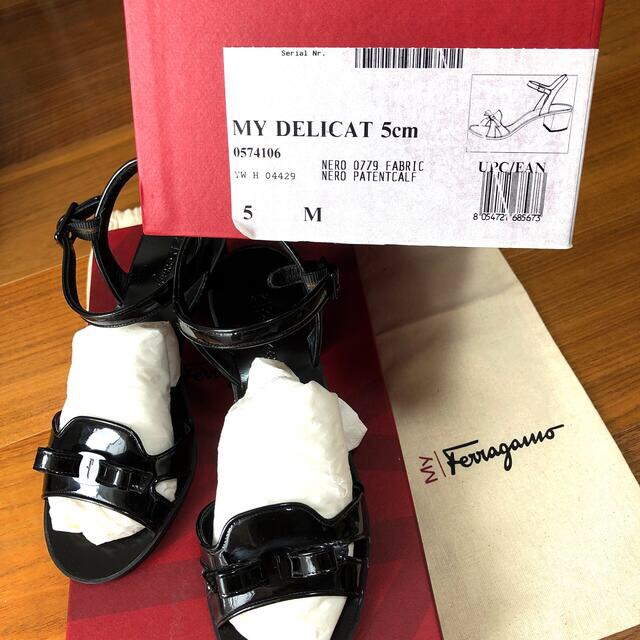 Salvatore Ferragamo(サルヴァトーレフェラガモ)のサルバトーレ フェラガモ  黒サンダル 未使用品 レディースの靴/シューズ(ハイヒール/パンプス)の商品写真