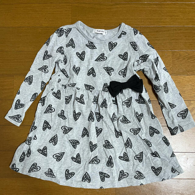 ワンピース　キッズ　ハート　グレー　リボン キッズ/ベビー/マタニティのキッズ服女の子用(90cm~)(ワンピース)の商品写真