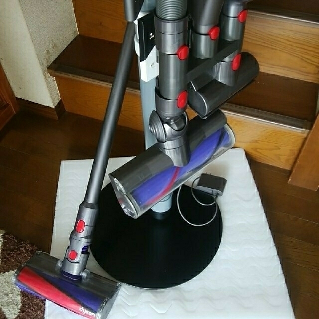 Dyson(ダイソン)のdyson v8 アブソリュート仕様　ツール8エイト　DIYスタンドセット スマホ/家電/カメラの生活家電(掃除機)の商品写真