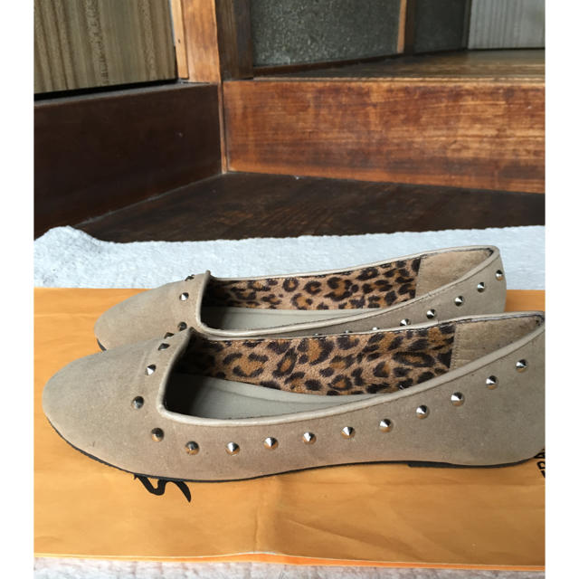スタッズ付きぺたんこシューズ レディースの靴/シューズ(ハイヒール/パンプス)の商品写真