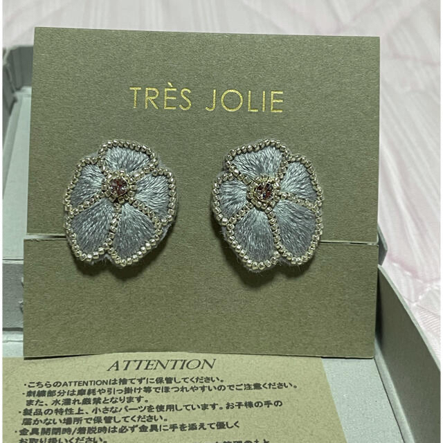 mina perhonen(ミナペルホネン)のTRESJOLIE  刺繍イヤリング ハンドメイドのアクセサリー(イヤリング)の商品写真