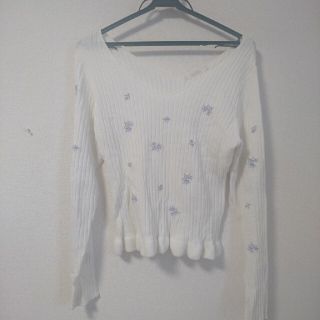 ワンアフターアナザーナイスクラップ(one after another NICE CLAUP)の【今季処分】NICE CLAUP フラワー刺繍Vネックニット(ニット/セーター)