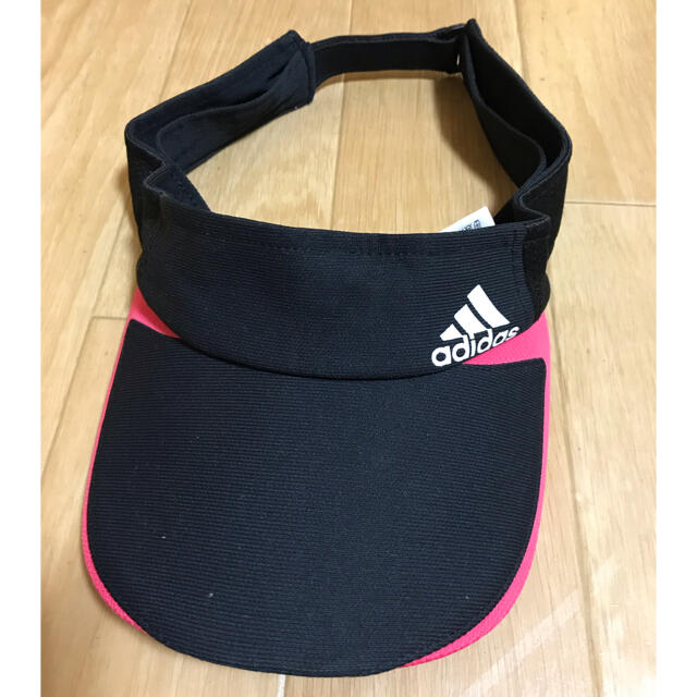 adidas(アディダス)のadidas アディダス サンバイザー　黒×ピンク スポーツ/アウトドアのテニス(その他)の商品写真