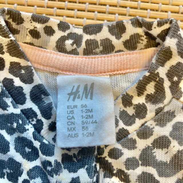 H&M(エイチアンドエム)の【新品】H&M 赤ちゃん用レオパード柄カーディガン《1〜2ヶ月》 キッズ/ベビー/マタニティのベビー服(~85cm)(カーディガン/ボレロ)の商品写真