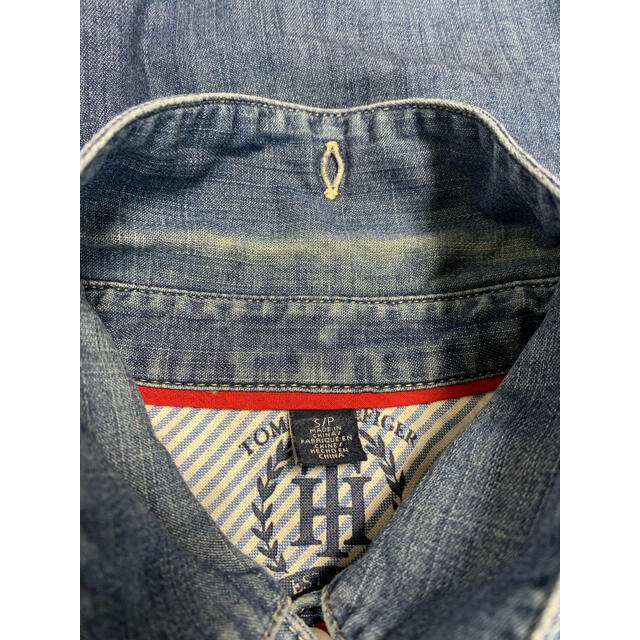 TOMMY HILFIGER(トミーヒルフィガー)のトミーヒルフィガー　デニムシャツ　ユニセックス レディースのトップス(シャツ/ブラウス(長袖/七分))の商品写真