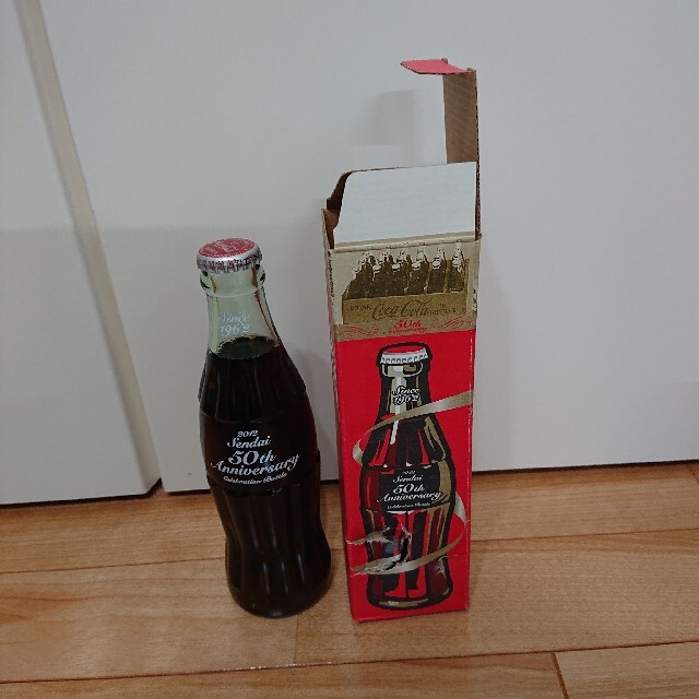 コカ・コーラ(コカコーラ)の仙台コカ・コーラ  50周年記念デザインボトル 箱難あり エンタメ/ホビーのコレクション(ノベルティグッズ)の商品写真