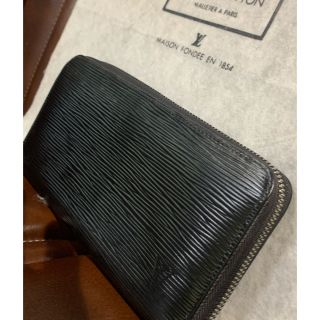 ルイヴィトン(LOUIS VUITTON)の美品　ルイ•ヴィトン  VUITTON エピ　ジッピーウォレット(長財布)