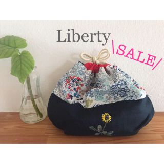 【SALE！】リバティ&リネン　刺繍　巾着袋【レッド】　ハンドメイド(ポーチ)