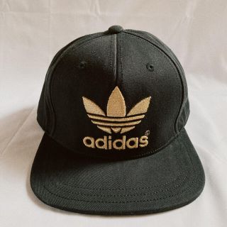 アディダス(adidas)の【美品】adidas originals キャップ(ブラック×ゴールド)(キャップ)