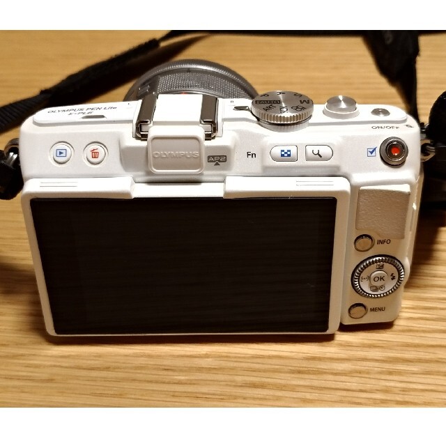 OLYMPUS(オリンパス)の[送料込み]Olympus PEN lite E-PL6 標準レンズ・ケース付 スマホ/家電/カメラのカメラ(ミラーレス一眼)の商品写真