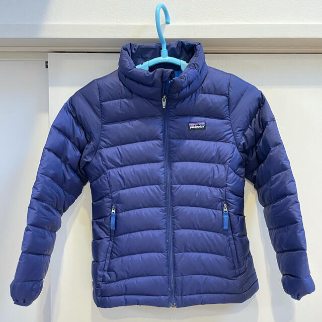 patagonia(パタゴニア)のpatagonia パタゴニア ダウンセーター ネイビー ガールズS  キッズ/ベビー/マタニティのキッズ服女の子用(90cm~)(ジャケット/上着)の商品写真