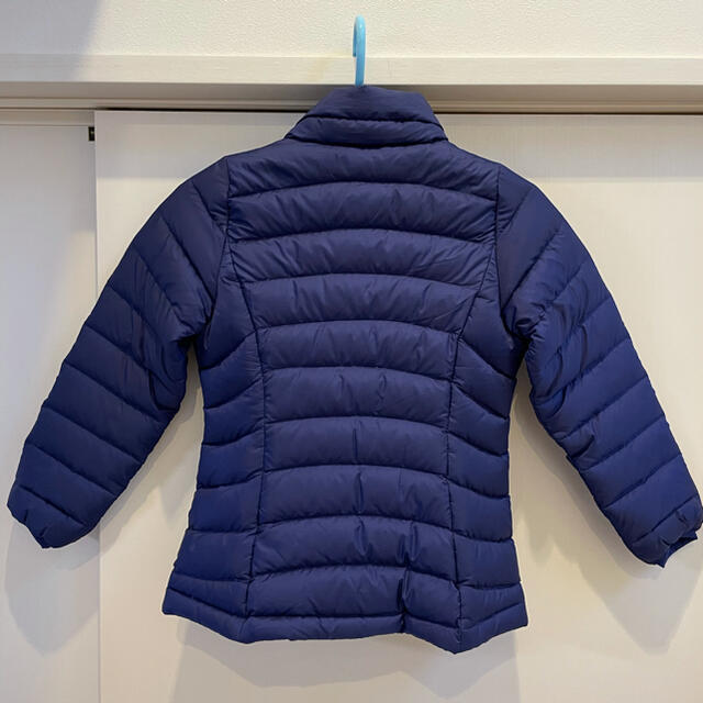 patagonia(パタゴニア)のpatagonia パタゴニア ダウンセーター ネイビー ガールズS  キッズ/ベビー/マタニティのキッズ服女の子用(90cm~)(ジャケット/上着)の商品写真