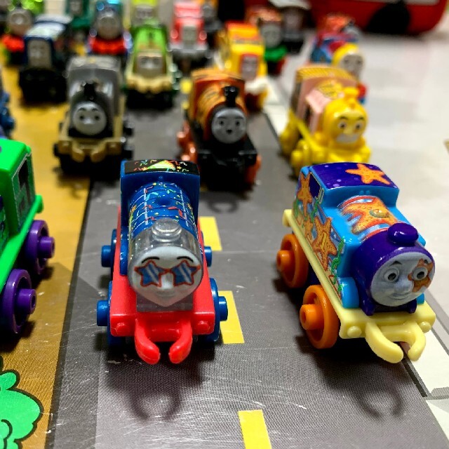 Fisher-Price(フィッシャープライス)のMINIS ミニミニトーマス　35個セット キッズ/ベビー/マタニティのおもちゃ(電車のおもちゃ/車)の商品写真