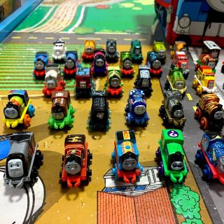 フィッシャープライス(Fisher-Price)のMINIS ミニミニトーマス　35個セット(電車のおもちゃ/車)