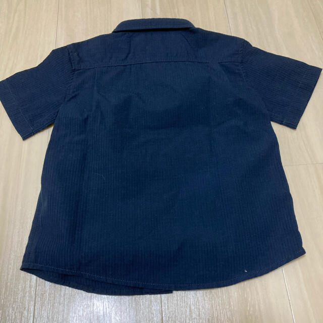 西松屋(ニシマツヤ)のネイビー　半袖シャツ110 キッズ/ベビー/マタニティのキッズ服男の子用(90cm~)(Tシャツ/カットソー)の商品写真