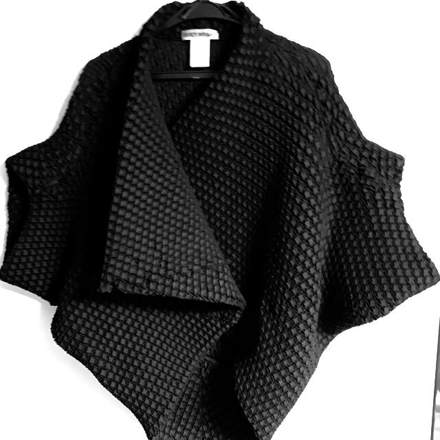 ISSEY MIYAKE(イッセイミヤケ)のイッセイミヤケ　3Dスチーム　ストレッチジャケット　半袖 レディースのジャケット/アウター(その他)の商品写真