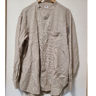 ユニクロ(UNIQLO)のユニクロ　シャツ　ベージュ(シャツ)