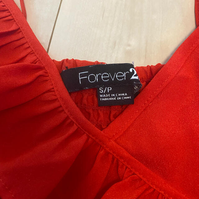 FOREVER 21(フォーエバートゥエンティーワン)の新品未使用　Forever21  真っ赤なフリルキャミソール レディースのトップス(キャミソール)の商品写真